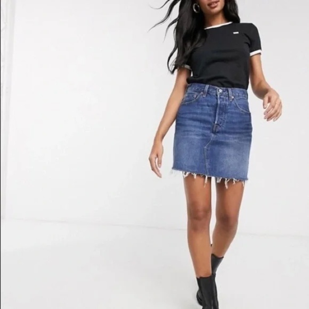 Levis mid wash button fly denim mini skirt size 27 raw hem